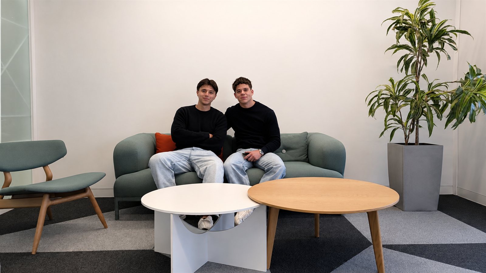 Los dos fundadores de neural tech, sentados en el sofá de su oficina
